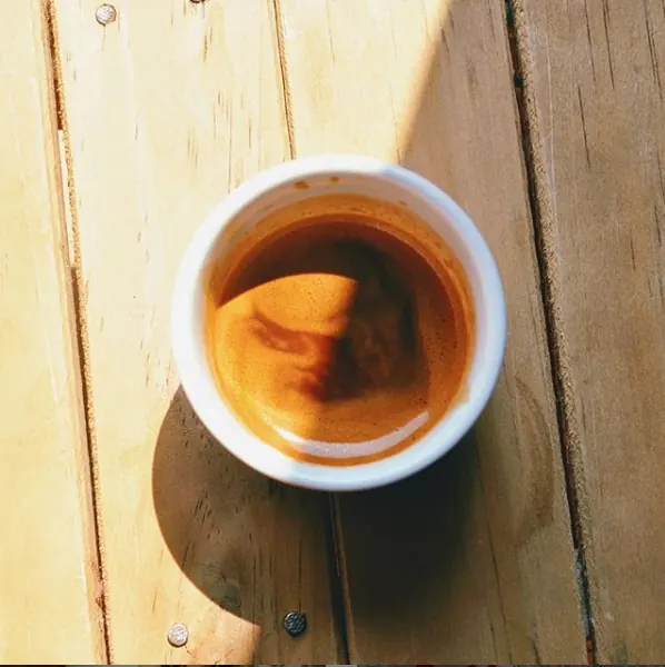 Taza de espresso vista desde arriba sobre una mesa de madera